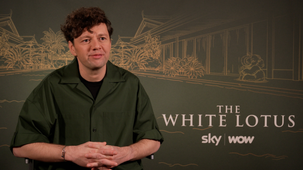 Grinsend im Luxus-Hotel | Schauspieler Christian Friedel im Interview zu "The White Lotus", © FluxFM