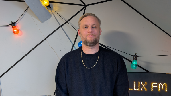 "Ist die Comicversion von mir" | Rapper Fatoni im Interview über die Serie "Kacken an der Havel", © Ron Stoklas / FluxFM