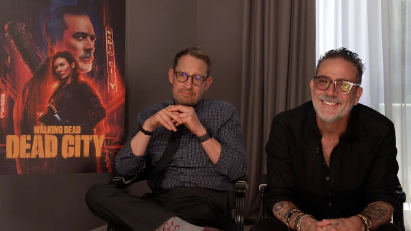 "The Walking Dead: Dead City" (Staffel 2) | Jeffrey Dean Morgan & Scott Gimple im Interview, © Ron Stoklas / FluxFM "The Walking Dead: Dead City" (Staffel 2) | Jeffrey Dean Morgan & Scott Gimple im Interview, © Ron Stoklas / FluxFM