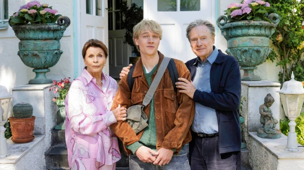 "Ach, diese Lücke, diese entsetzliche Lücke" - Herzlich Melancholisch! | Breitbild Filmkritik, © 2025 Komplizen Film GmbH / Doll Filmproduktion GmbH / Warner Bros. Entertainment GmbH "Ach, diese Lücke, diese entsetzliche Lücke" - Herzlich Melancholisch! | Breitbild Filmkritik, © 2025 Komplizen Film GmbH / Doll Filmproduktion GmbH / Warner Bros. Entertainment GmbH