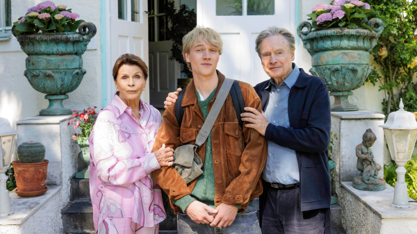 "Ach, diese Lücke, diese entsetzliche Lücke" - Herzlich Melancholisch! | Breitbild Filmkritik, © 2025 Komplizen Film GmbH / Doll Filmproduktion GmbH / Warner Bros. Entertainment GmbH