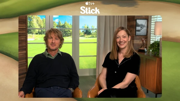 Golf-Serie "Stick" über eine Chosen Family | Judy Greer & Owen Wilson im Interview, © Ron Stoklas / FluxFM / Apple TV+ Golf-Serie "Stick" über eine Chosen Family | Judy Greer & Owen Wilson im Interview, © Ron Stoklas / FluxFM / Apple TV+