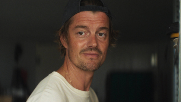 Sam Riley über den Film "Islands" und verpasste Chancen | Schauspieler im Interview, ©  2025 augenschein Filmproduktion / LEONINE Studios, Foto: Juan Sarmiento G.