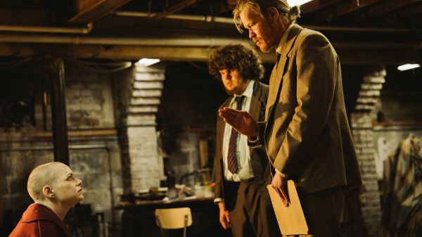 "Bugonia" - Giorgos Lanthimos zwischen Bienen und Verschwörungstheorien | Breitbild Filmkritik, © Focus Features