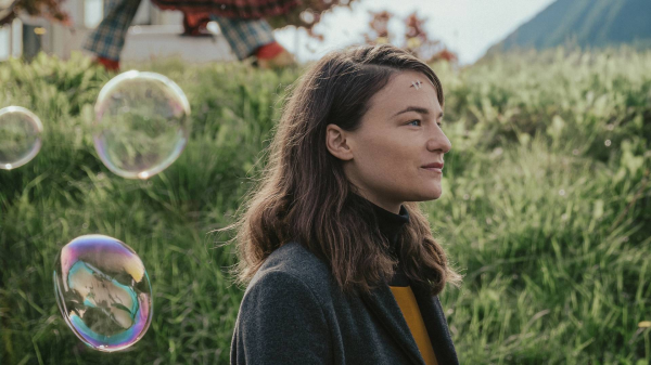 "Ein Gefühl von Verantwortung" | Schauspielerin Valerie Pachner im Interview zu "Vier minus drei", © Alamode | Polyfilm