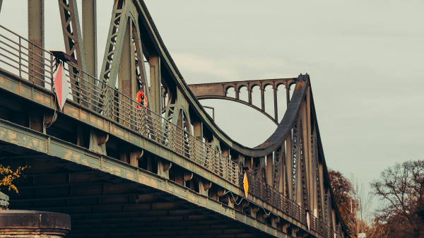 Glienicker Brücke: Wo der Kalte Krieg die Seiten wechselte | Berliner Schnipsel, © Eddson Lens