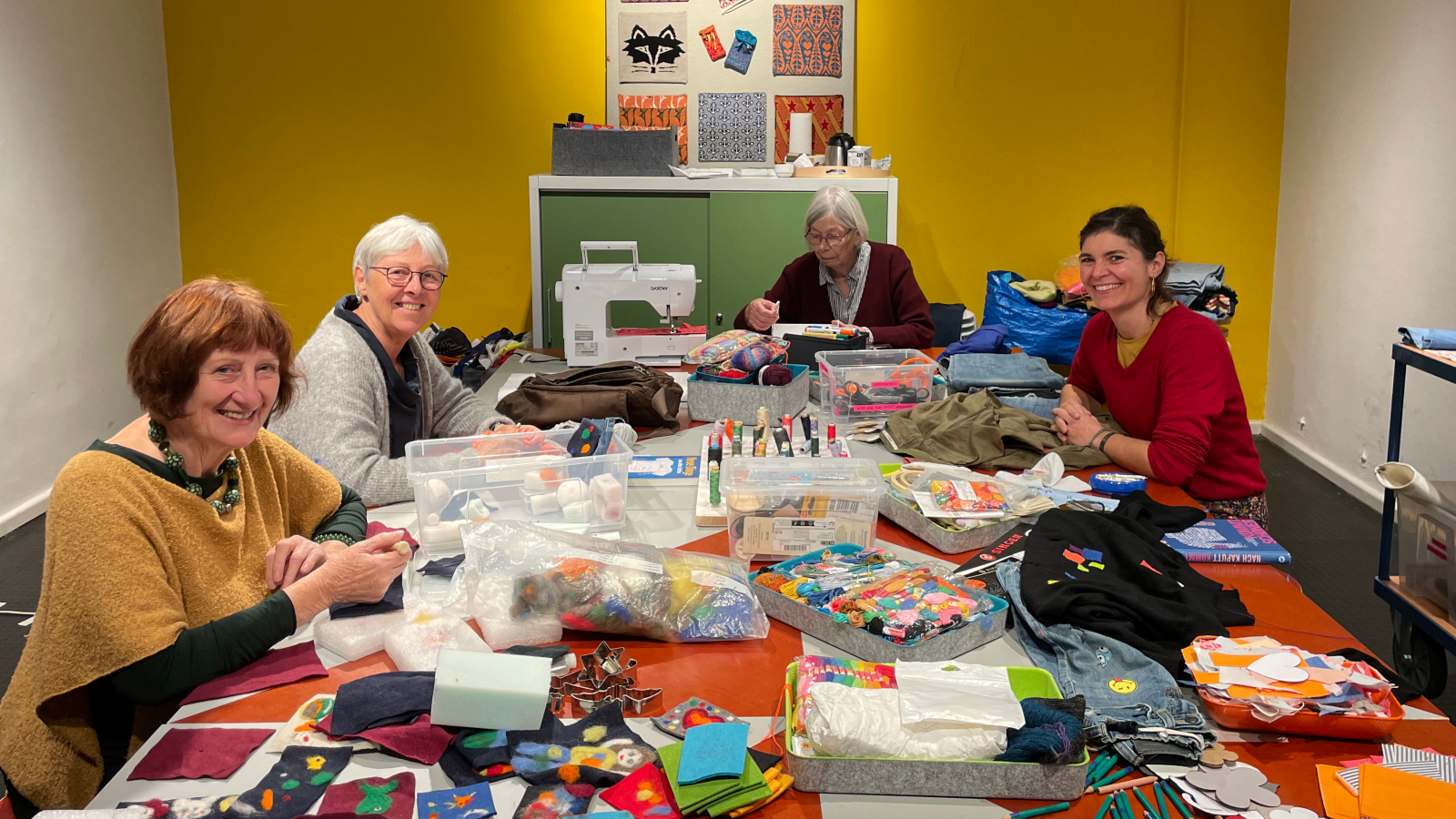 
Statt in den Müll geschmissen - wird repariert | Zu Besuch in der Textil-Reparatur im Technikmuseum, © Yola Jordans