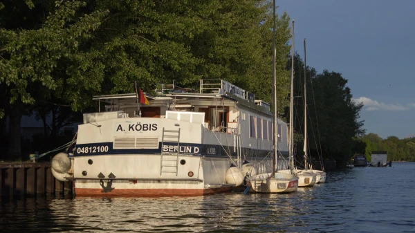 Zwischen Staatsyacht und Segelschule: Die bewegte Geschichte der „A. Köbis“ | Reportage, © Stefan Grosenick Zwischen Staatsyacht und Segelschule: Die bewegte Geschichte der „A. Köbis“ | Reportage, © Stefan Grosenick