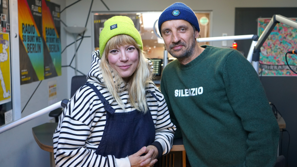 MIA. übernehmen im Ohrspiel für eine Stunde das FluxFM-Mikro, © Constanze Kaul