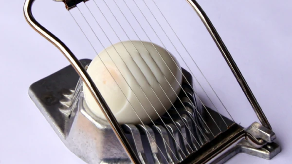 Der Mann, der den Eierschneider erfand | Berliner Schnipsel, © https://commons.wikimedia.org/wiki/File:Eierschneider300AklHeller.jpg Der Mann, der den Eierschneider erfand | Berliner Schnipsel, © https://commons.wikimedia.org/wiki/File:Eierschneider300AklHeller.jpg