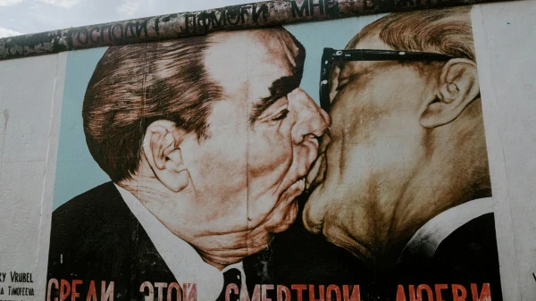 35 Jahre East Side Gallery – Berlins längste Leinwand feiert Geburtstag | Berliner Schnipsel, © Ejov Igor 35 Jahre East Side Gallery – Berlins längste Leinwand feiert Geburtstag | Berliner Schnipsel, © Ejov Igor