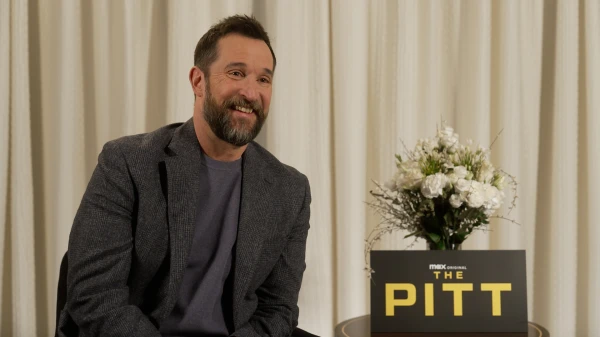 Wie fühlt man sich als beliebtester TV-Arzt der Welt? | "The Pitt"-Star Noah Wyle im Interview, © Ron Stoklas Wie fühlt man sich als beliebtester TV-Arzt der Welt? | "The Pitt"-Star Noah Wyle im Interview, © Ron Stoklas