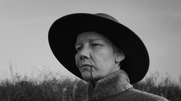 "Rose" - Sandra Hüller schlüpft in die Hose | Breitbild Filmkritik, © Schubert, Row Pictures und Walker + Worm Film, Foto: Gerald Kerkletz "Rose" - Sandra Hüller schlüpft in die Hose | Breitbild Filmkritik, © Schubert, Row Pictures und Walker + Worm Film, Foto: Gerald Kerkletz