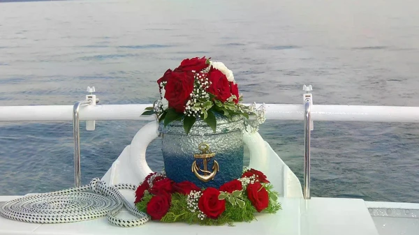 Flussbestattungen, Privat-Urnen, Diamanten aus Totenasche | FluxFM-Beitrag , © CC BY-SA 3.0, CC-Lizenz. Flussbestattungen, Privat-Urnen, Diamanten aus Totenasche | FluxFM-Beitrag , © CC BY-SA 3.0, CC-Lizenz.