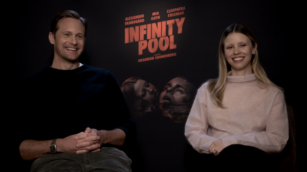"Die Klone arbeiten und wir gehen ins Berghain" | Mia Goth und Alexander Skarsgård im Interview, © Ron Stoklas / FluxFM / Universal Pictures Germany