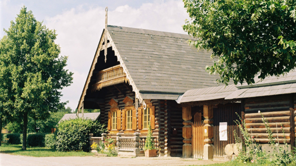 Die russische Kolonie vor den Toren Berlins | Berliner Schnipsel, © https://commons.wikimedia.org/wiki/File:Russische_Kolonie_Alexandrowka_in_Potsdam.jpg
