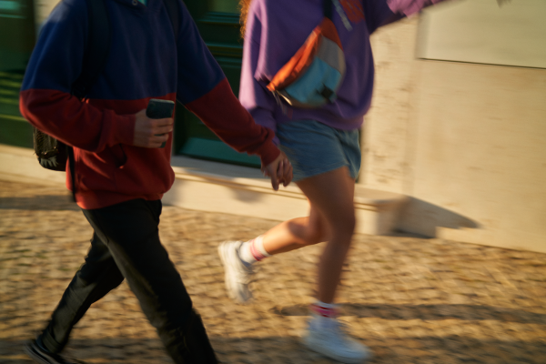 Mit Fahrten vermittelt über die Uber App kommt ihr bequem, zuverlässig und stets mit professionellen Fahrer:innen von A nach B. In der Date-Night sind alle Fahrten für die Turteltäubchen gratis! Sponsored by Uber.