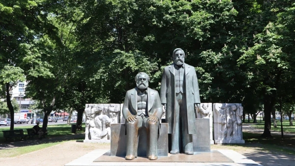 Das Marx-Engels-Forum: Denkmal mit Diskussionsbedarf | Berliner Schnipsel, © Travel Photographer Das Marx-Engels-Forum: Denkmal mit Diskussionsbedarf | Berliner Schnipsel, © Travel Photographer