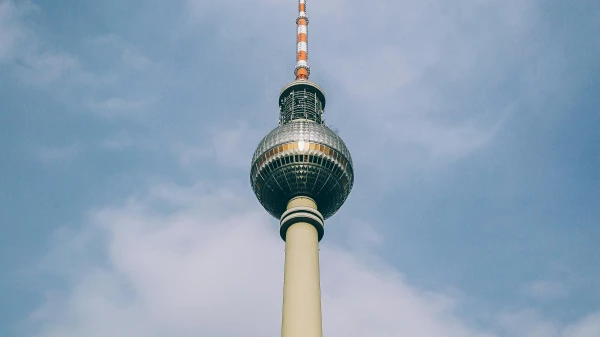 60 Jahre Berliner Fernsehturm: Geschichte, Gerüchte und Glanz | Berliner Schnipsel, © Ricky Esquivel 60 Jahre Berliner Fernsehturm: Geschichte, Gerüchte und Glanz | Berliner Schnipsel, © Ricky Esquivel