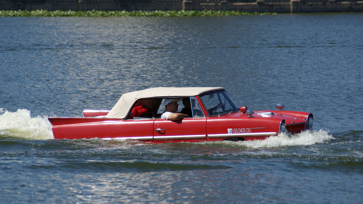 © https://commons.wikimedia.org/wiki/File:Amphicar_770_1965_0479_Afternoon_swim_02_Lake_Mirror_Cassic_16Oct2010_(14877016142).jpg