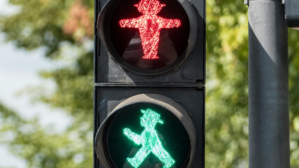 Vom Sozialismus-Symbol zum Kapitalismus-Star: Die Reise des Ampelmännchens | Berliner Schnipsel, © Jos van Ouwerkerk