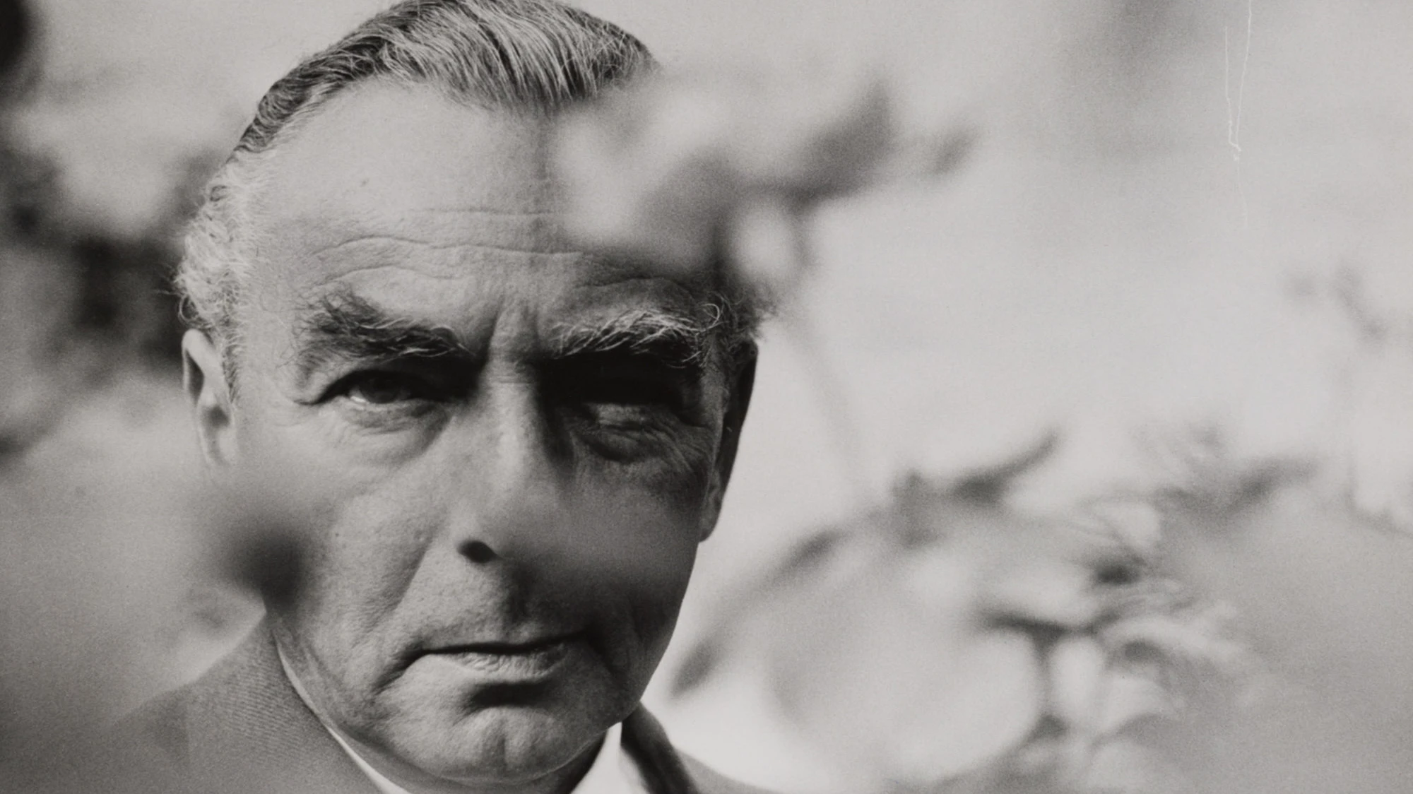 © https://sammlungonline.muenchner-stadtmuseum.de/objekt/erich-kaestner-im-herzogpark-10217480.html © https://sammlungonline.muenchner-stadtmuseum.de/objekt/erich-kaestner-im-herzogpark-10217480.html