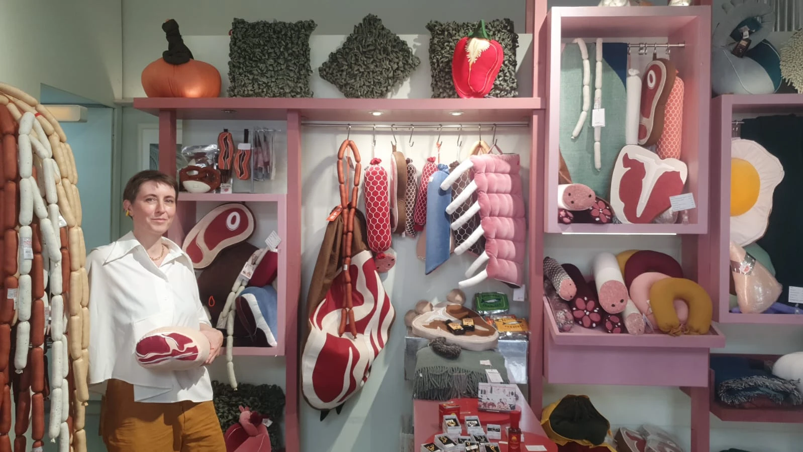 Silvia Wald mit ihren flauschige Fleisch- und Wurstwaren von Aufschnitt im Aspik.Store, © Ina Heidemann Silvia Wald mit ihren flauschige Fleisch- und Wurstwaren von Aufschnitt im Aspik.Store, © Ina Heidemann