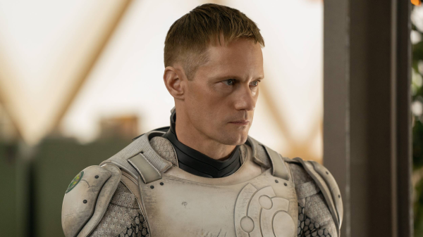 Wie spielt man einen Androiden? | "Murderbot"-Darsteller Alexander Skarsgård im Interview, © Apple TV+
