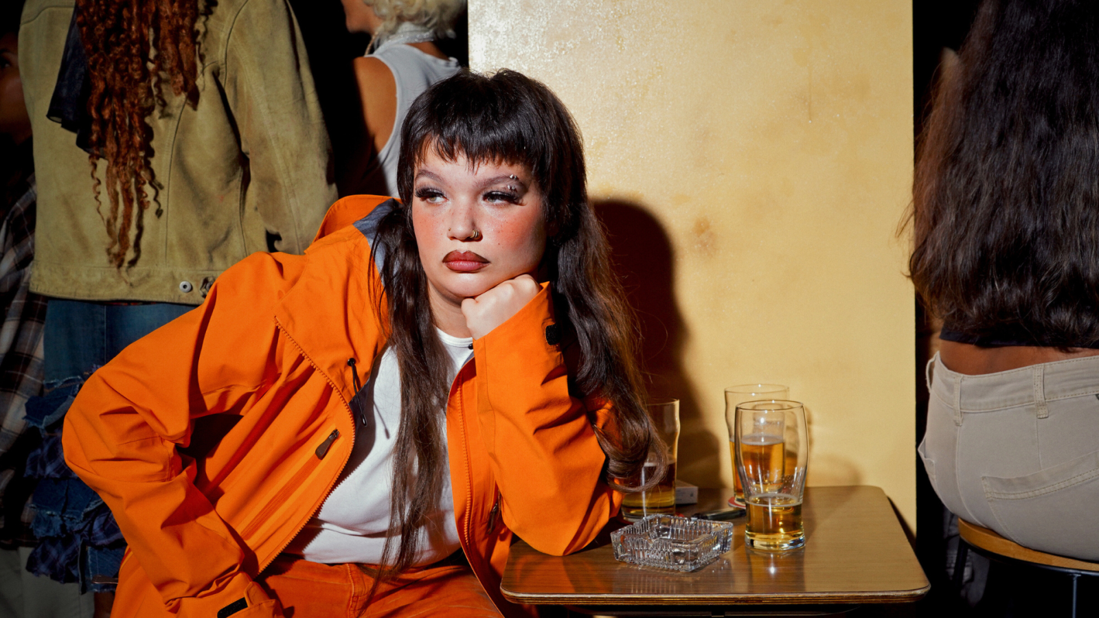 Neu im FluxFM-Programm: Lola Young, James Blake, Hinds & Beck, WILLOW uvm., © Amy Peskett/Universal Music