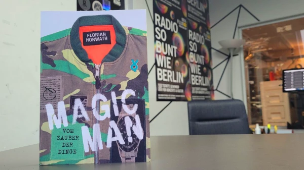 "Das ist doch Rihanna in deiner Jacke" | Florian Horwath über sein Buch "Magic Man" im Interview, © FluxFM / Ron Stoklas "Das ist doch Rihanna in deiner Jacke" | Florian Horwath über sein Buch "Magic Man" im Interview, © FluxFM / Ron Stoklas