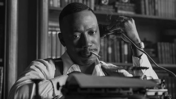 "Eines der coolsten Erlebnisse, die ich je hatte" | Lamorne Morris im Interview zu "Spider-Noir", © Aaron Epstein / Amazon MGM Studios "Eines der coolsten Erlebnisse, die ich je hatte" | Lamorne Morris im Interview zu "Spider-Noir", © Aaron Epstein / Amazon MGM Studios