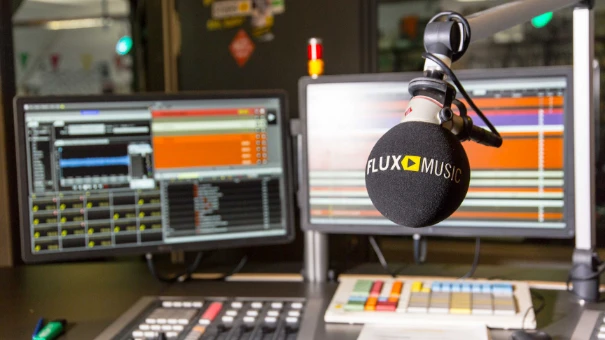 Hier hört ihr uns Hier hört ihr uns