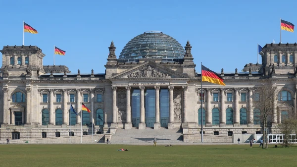 "Die Kuppel auf dem Reichstag: Transparenz-Kitsch!"| FluxFM-Interview, © CC-Lizenz. "Die Kuppel auf dem Reichstag: Transparenz-Kitsch!"| FluxFM-Interview, © CC-Lizenz.