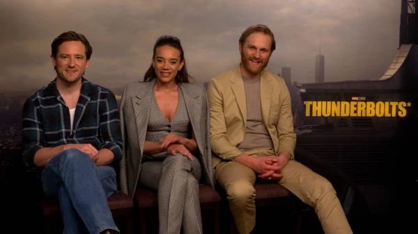 "Thunderbolts*"-Stars über Einsamkeit | Hannah John-Kamen, Lewis Pullman & Wyatt Russell im Interview, © Ron Stoklas / FluxFM "Thunderbolts*"-Stars über Einsamkeit | Hannah John-Kamen, Lewis Pullman & Wyatt Russell im Interview, © Ron Stoklas / FluxFM