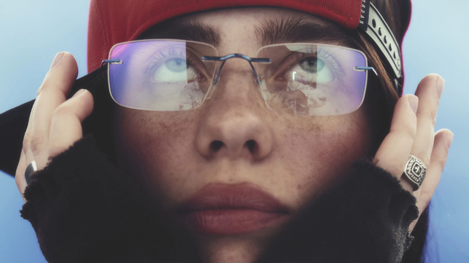 Neu im FluxFM-Programm: Billie Eilish, Siggi, Remi Wolf, Maxïmo Park uvm. , © Petros Studios (via Universal Music) Neu im FluxFM-Programm: Billie Eilish, Siggi, Remi Wolf, Maxïmo Park uvm. , © Petros Studios (via Universal Music)