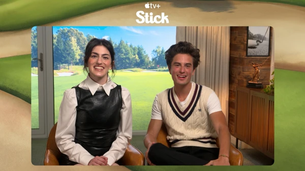 Das Schauspiel-Duo Lilli Kay und Peter Dager im Interview mit FluxFM-Redakteur Ron Stoklas, © Ron Stoklas / FluxFM / Apple TV+ Das Schauspiel-Duo Lilli Kay und Peter Dager im Interview mit FluxFM-Redakteur Ron Stoklas, © Ron Stoklas / FluxFM / Apple TV+