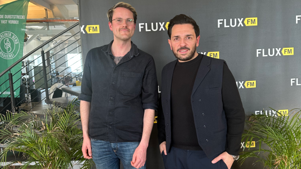 "Die Sparpolitik spielt Initiativen gegeneinander aus" | Derviş Hızarcı im Interview, © Emilia Zey, FluxFM.