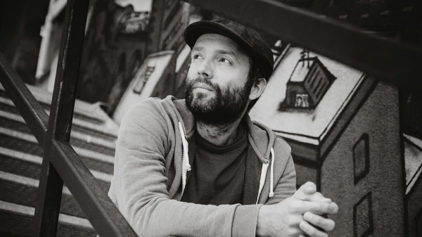 Marc-Uwe Kling im Gespräch über sein neues Buch "Der Spurenfinder" | Interview
, © Sven Hagolani Marc-Uwe Kling im Gespräch über sein neues Buch "Der Spurenfinder" | Interview
, © Sven Hagolani