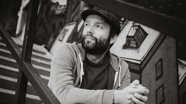 Marc-Uwe Kling im Gespräch über sein neues Buch "Der Spurenfinder" | Interview
, © Sven Hagolani